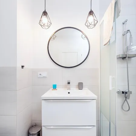 Daire Wroblewskiego With Garden By Bookinghost