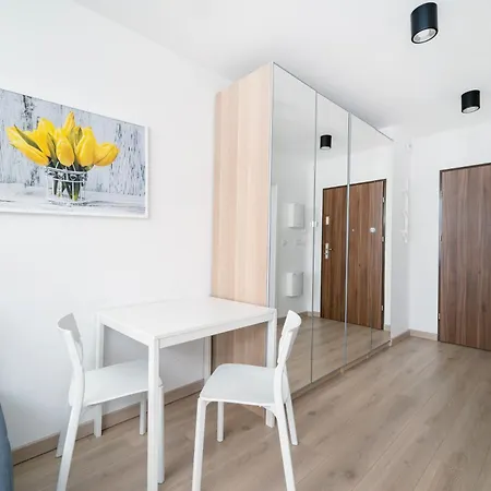 Daire Wroblewskiego With Garden By Bookinghost